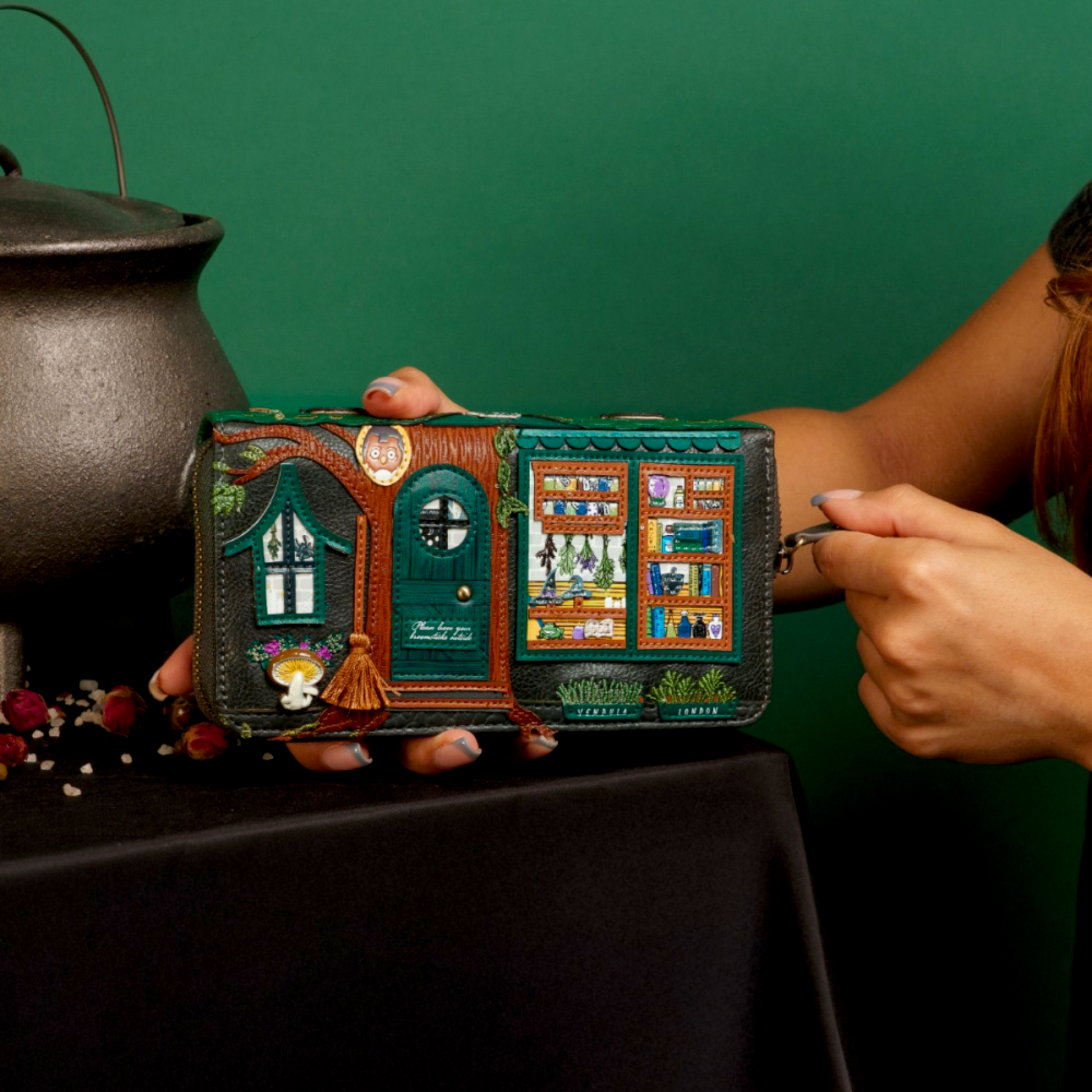 Monedero grande con cremallera alrededor The Whitches Pantry de Vendula London en Maldita Rita, con modelo