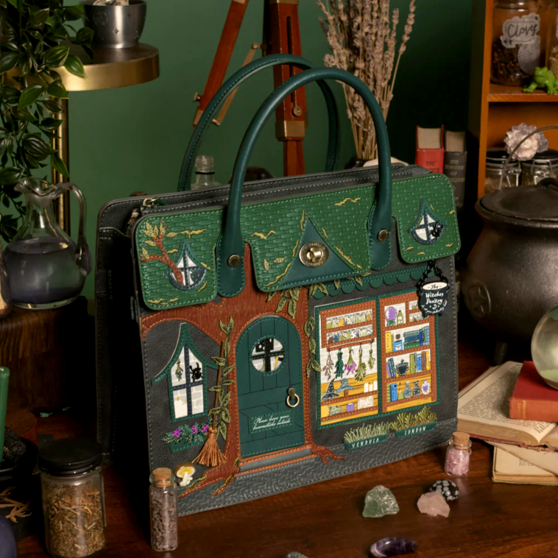 Mochila Harriet the whitches Pantry de Vendula London, de venta en Maldita Rita, escenario bruja