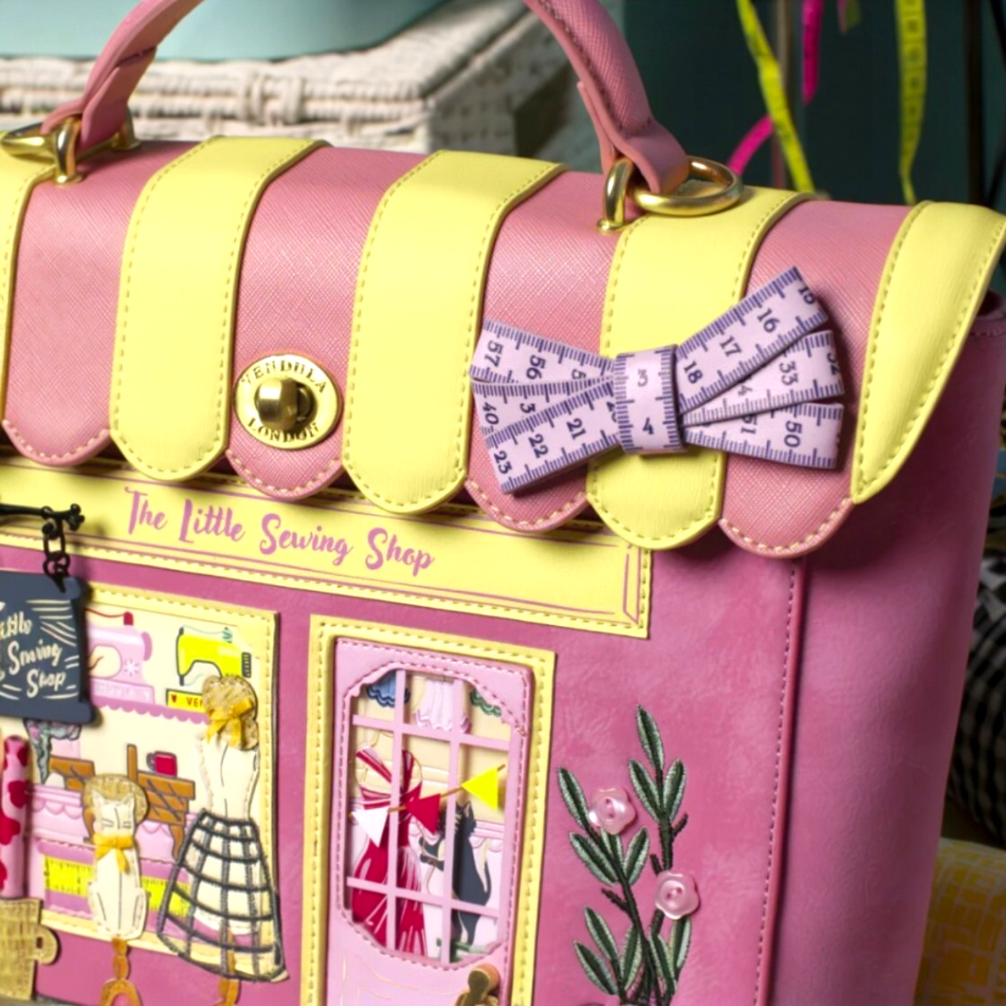 Vendula Sewing shop mochila clásica, mochila rosa de mujer, de Vendula London. Venta en Maldita Rita. Detalles, cinta métrica.