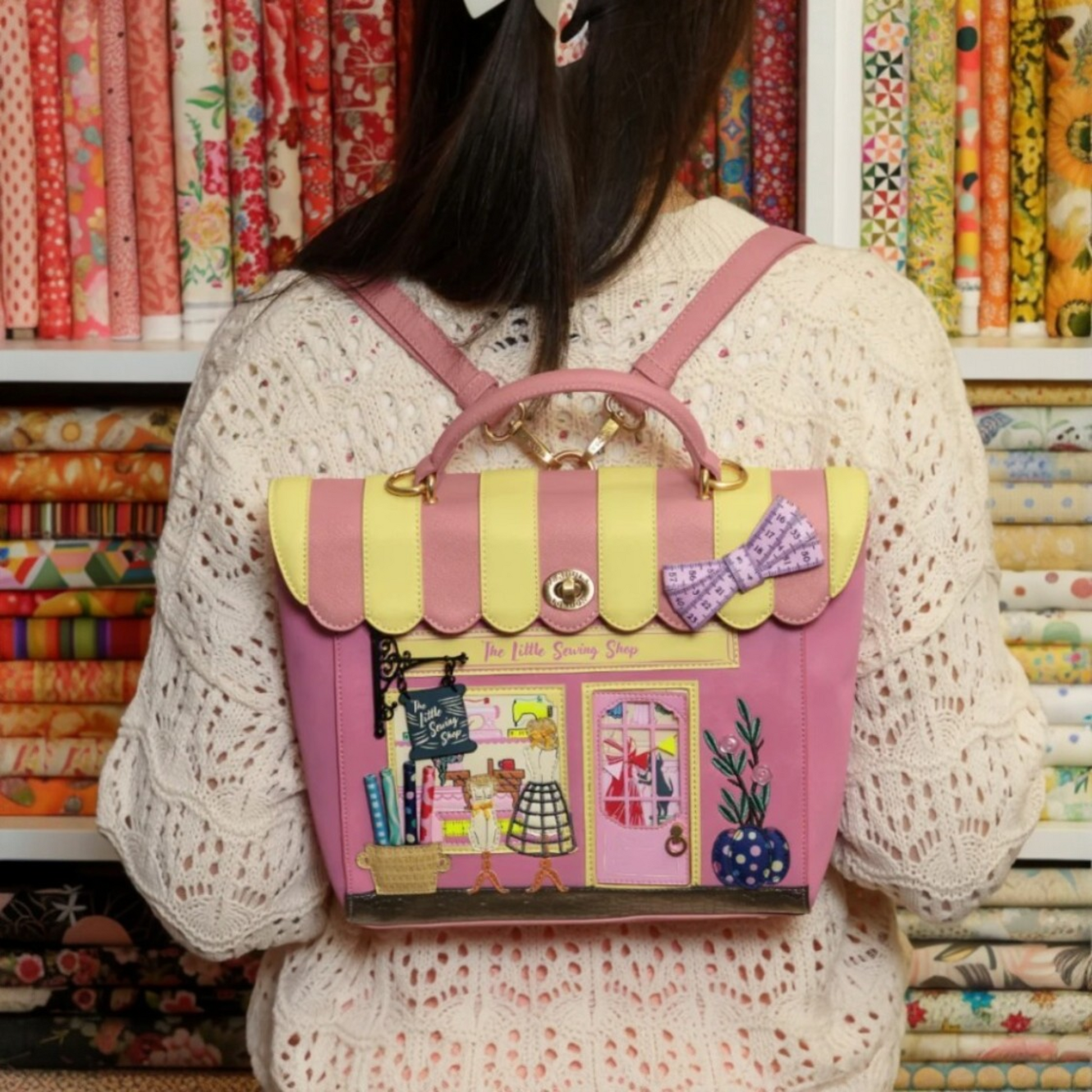 Vendula Sewing shop mochila clásica, mochila rosa de mujer, de Vendula London. Venta en Maldita Rita. Modelo con la mochila.
