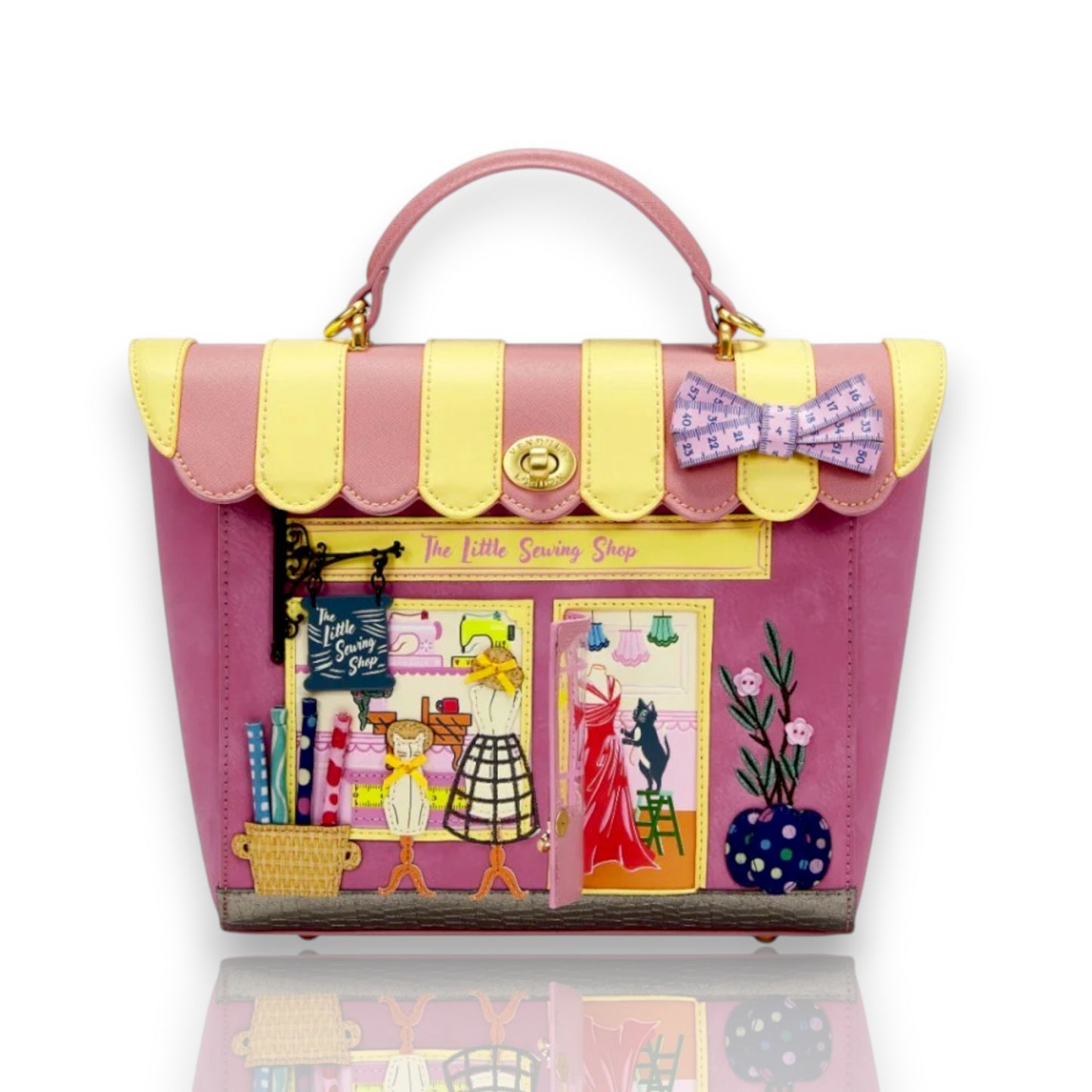 Vendula Sewing shop mochila clásica, mochila rosa de mujer, de Vendula London. Venta en Maldita Rita. Detalle puerta abierta.