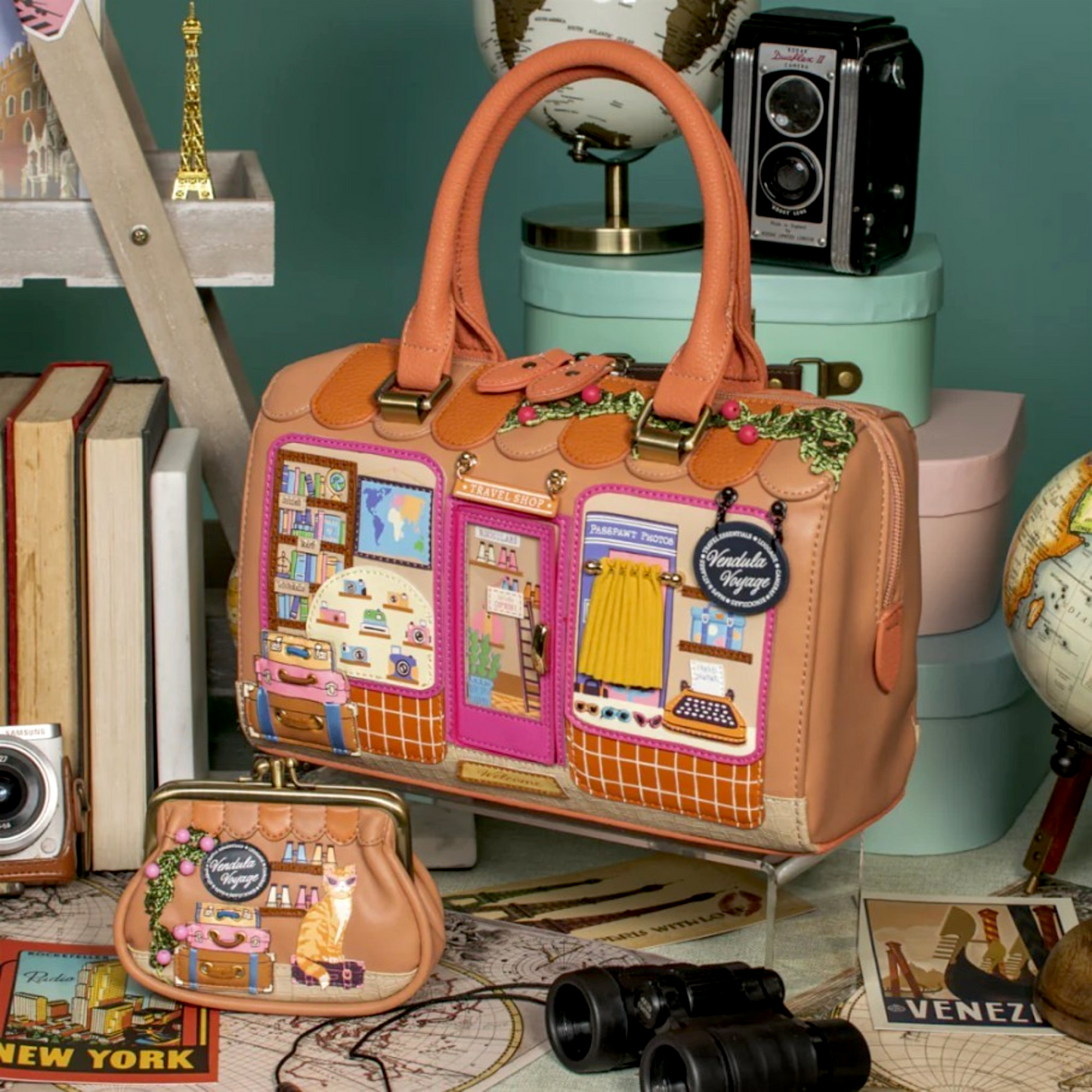 Vendula Voyage bolso bowler de Vendula London. Tienda de viajes, venta en Maldita Rita. Junto a monedero de boquilla.