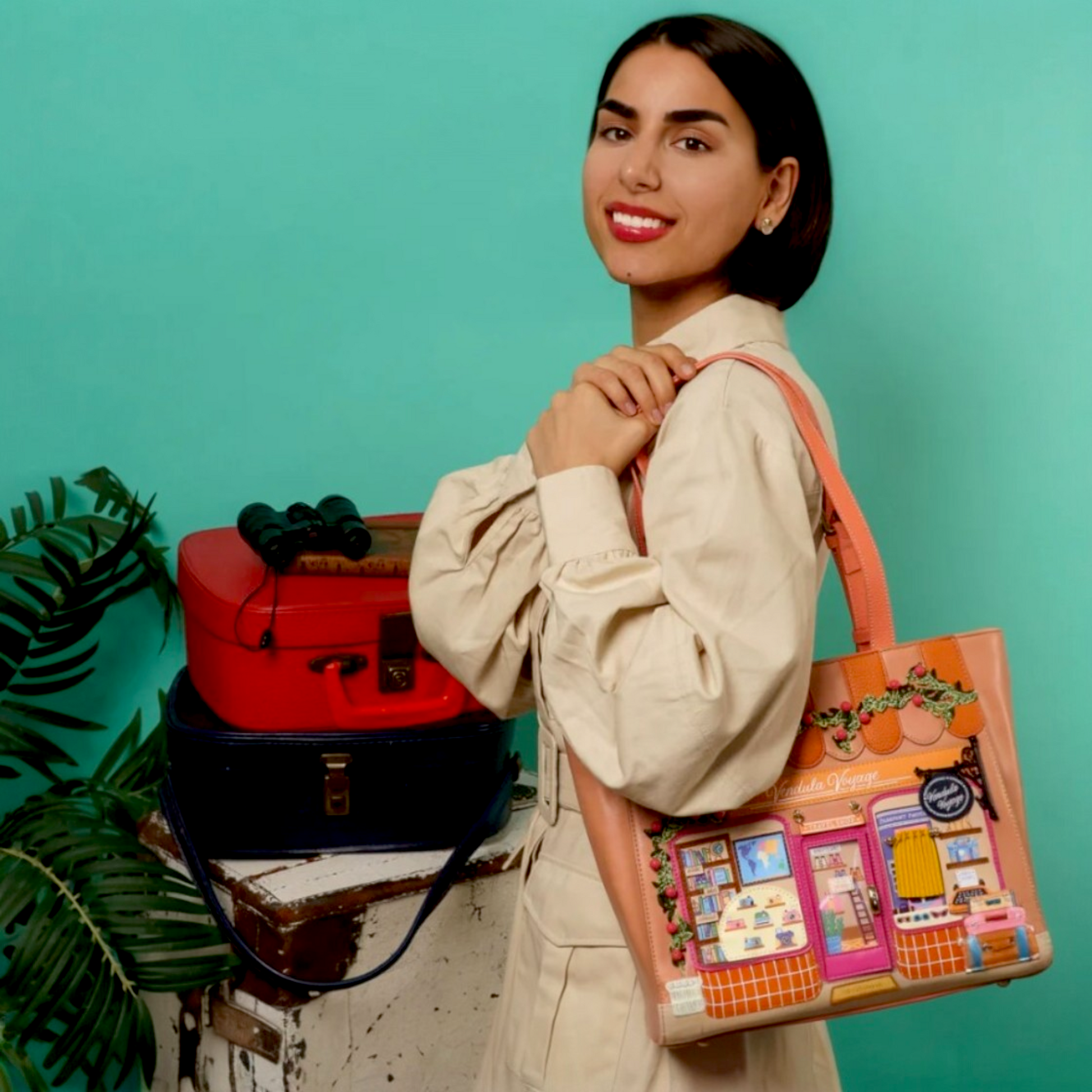 Vendula Voyage Bolso shopper de Vendula London, venta en Maldita Rita, España. Con modelo puesto.