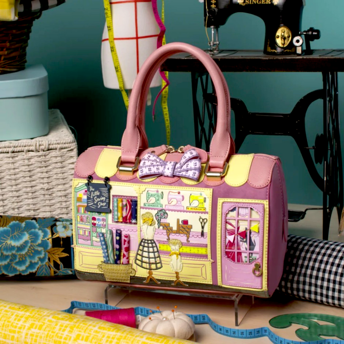 Bolso Sewing shop de Vendula London, tienda de telas, venta en Maldita Rita. Escena de costura.