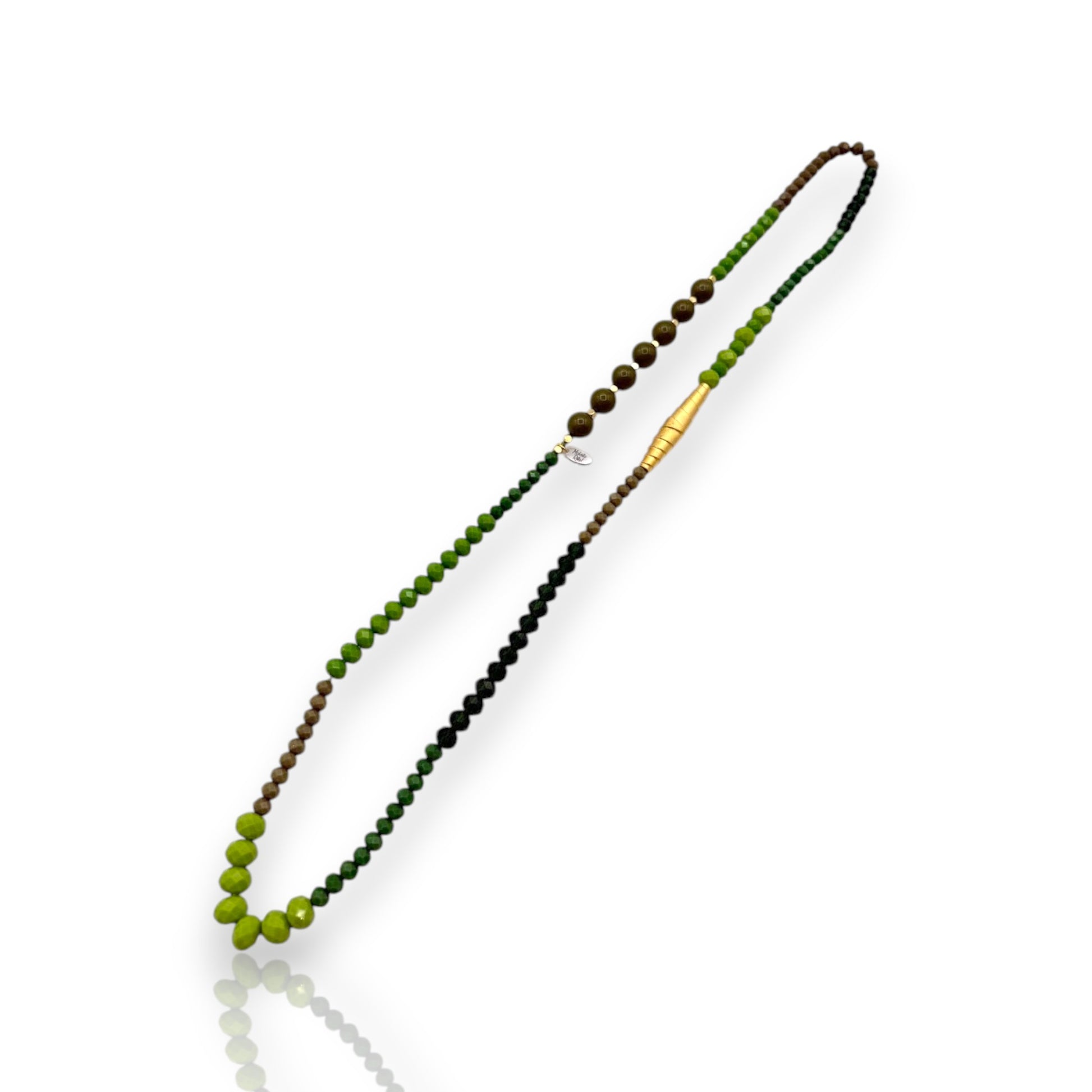 Collar en diferentes verdes, cristal checo y piezas con baño de oro. Diseño de Maldita Rita. Collar estirado.
