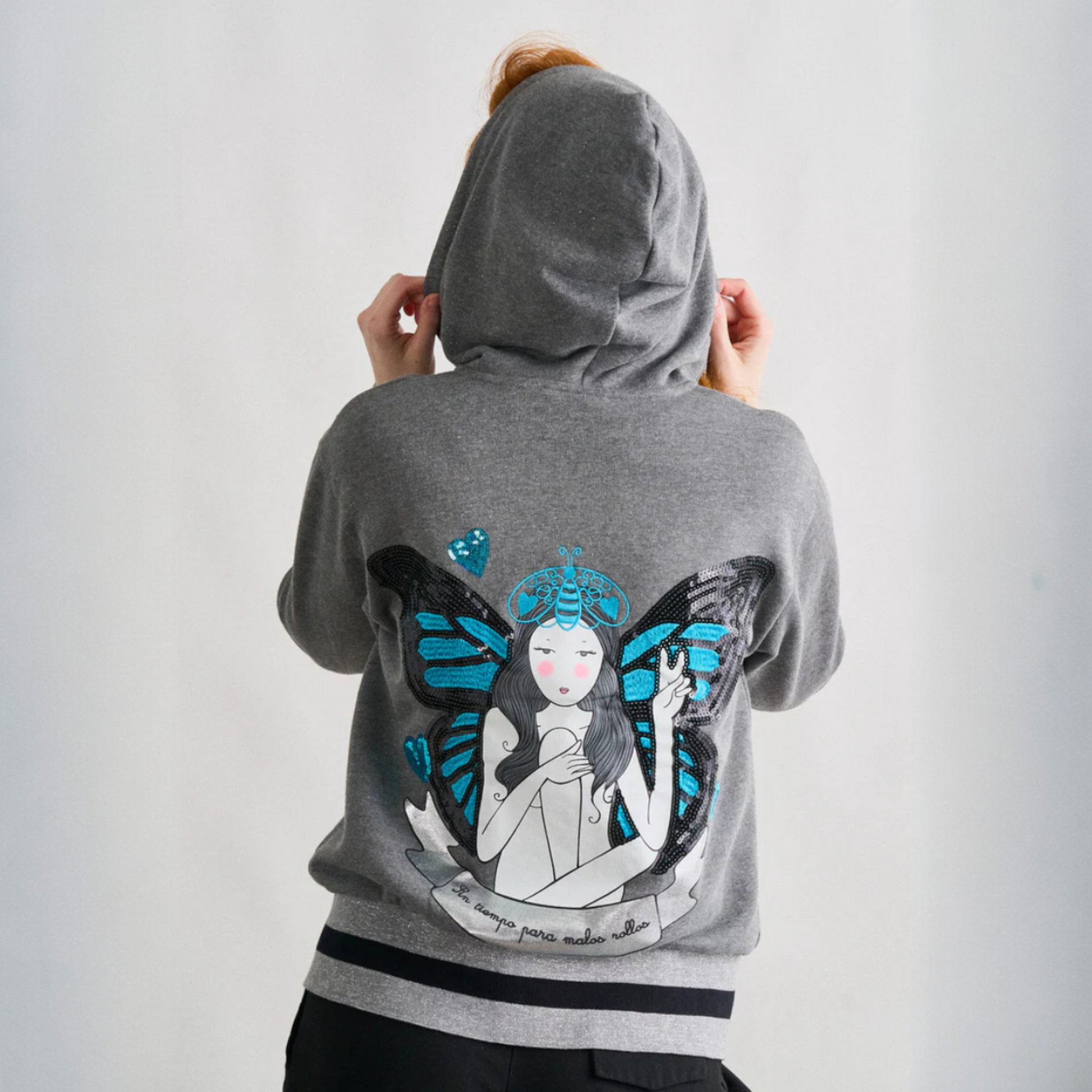 Chaqueta sudadera Borboleta de la marca Anabel Lee ropa, venta en Maldita Rita, capucha puesta.