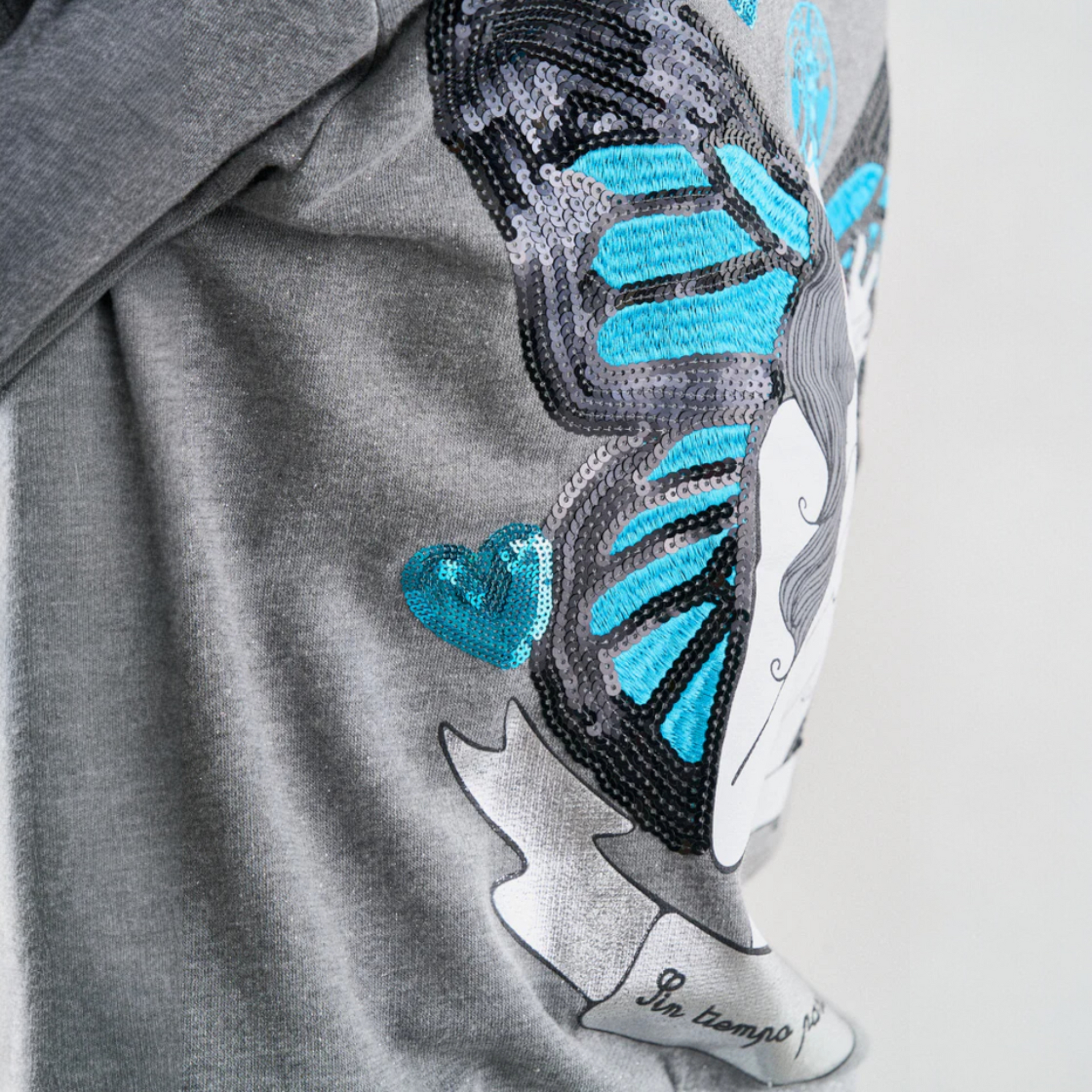 Chaqueta sudadera Borboleta de la marca Anabel Lee ropa, venta en Maldita Rita, detalle espalda lentejuelas.