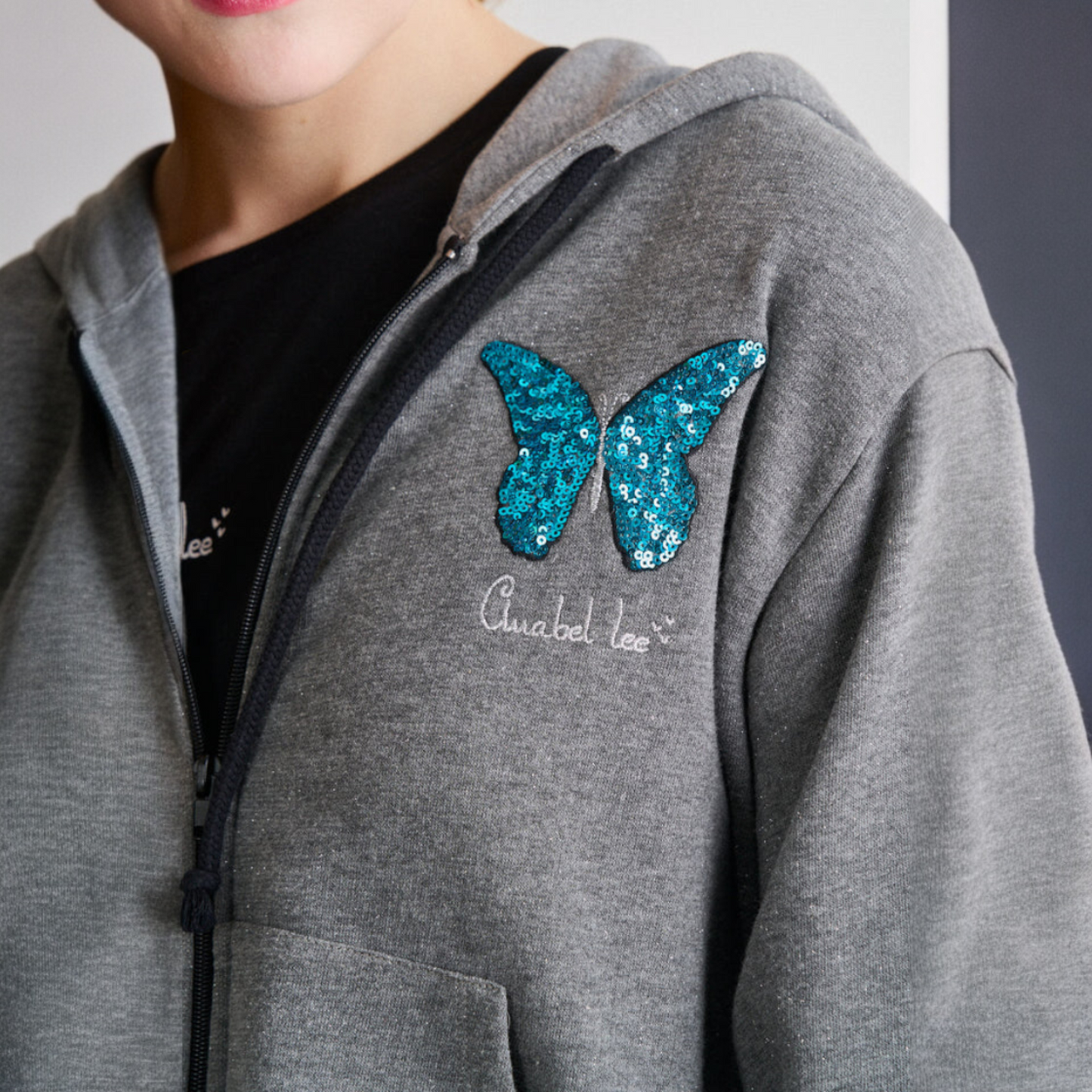 Chaqueta sudadera Borboleta de la marca Anabel Lee ropa, venta en Maldita Rita, detalle mariposa.
