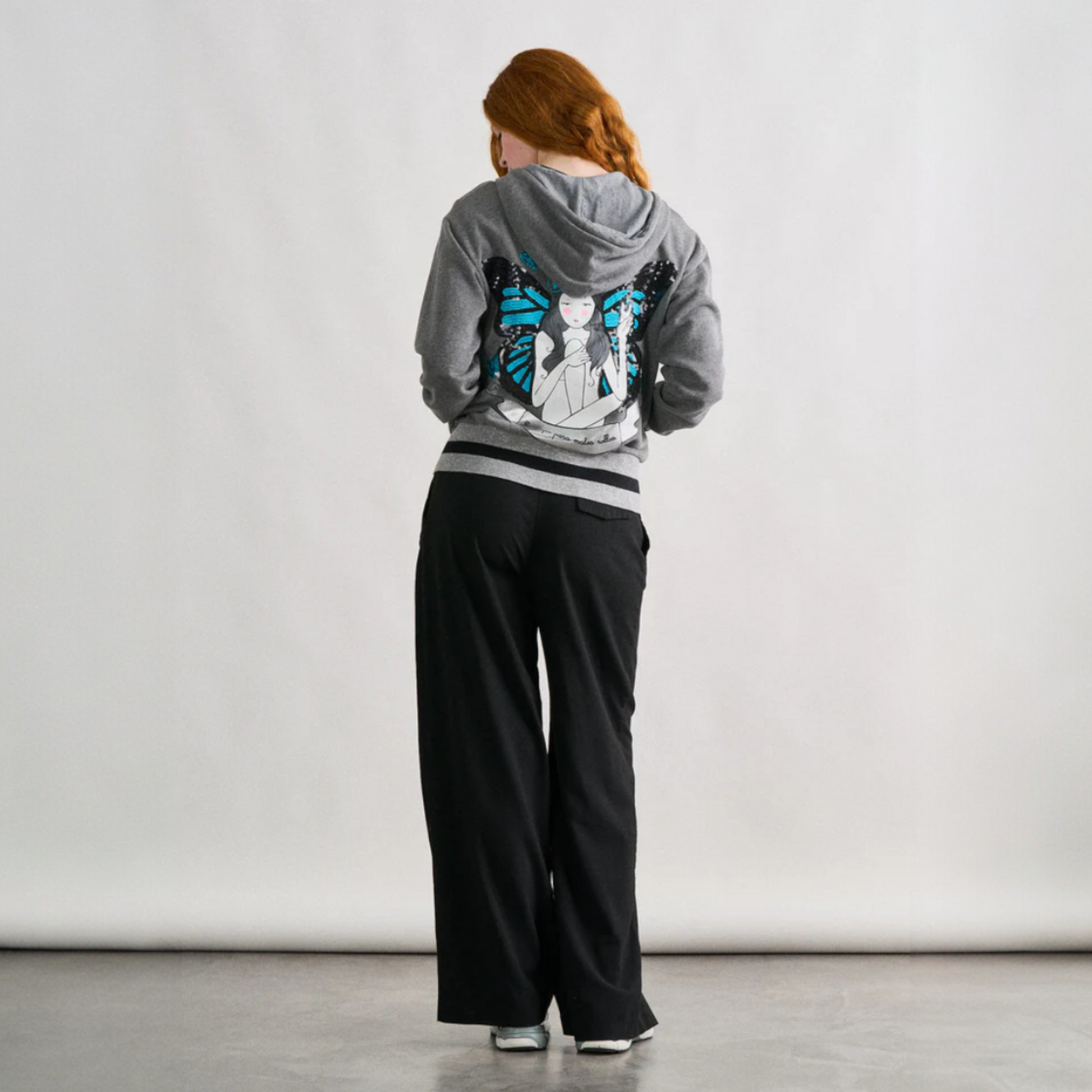 Chaqueta sudadera Borboleta de la marca Anabel Lee ropa, venta en Maldita Rita, modelo de espalda.
