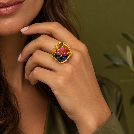 Anillo Lunática oro, joyas de Maldita Rita, con piedras naturales y baño de oro. En la mano de una modelo