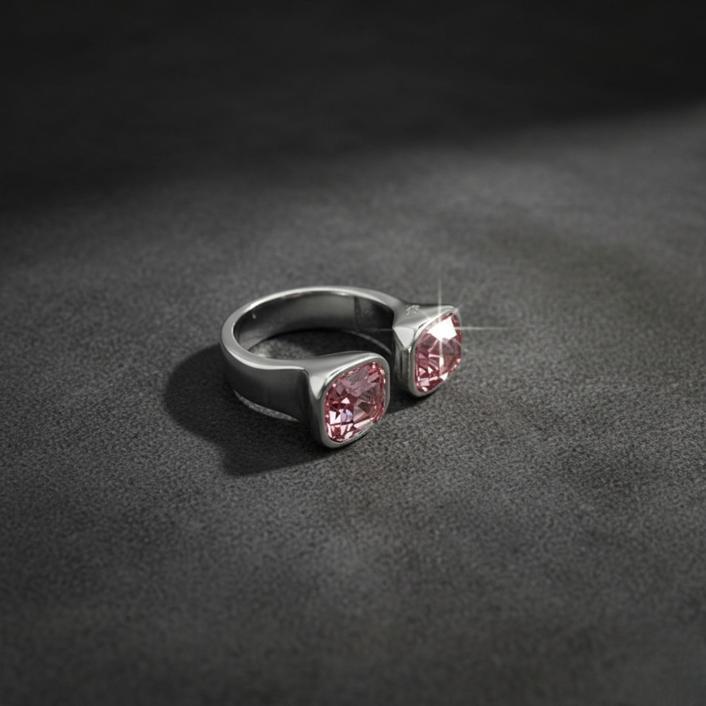 Anillo Tesoro  rosa de Maldita Rita en zamak con baño de plata y doble cristal de Swarovski, imagen sobre gris con destello.