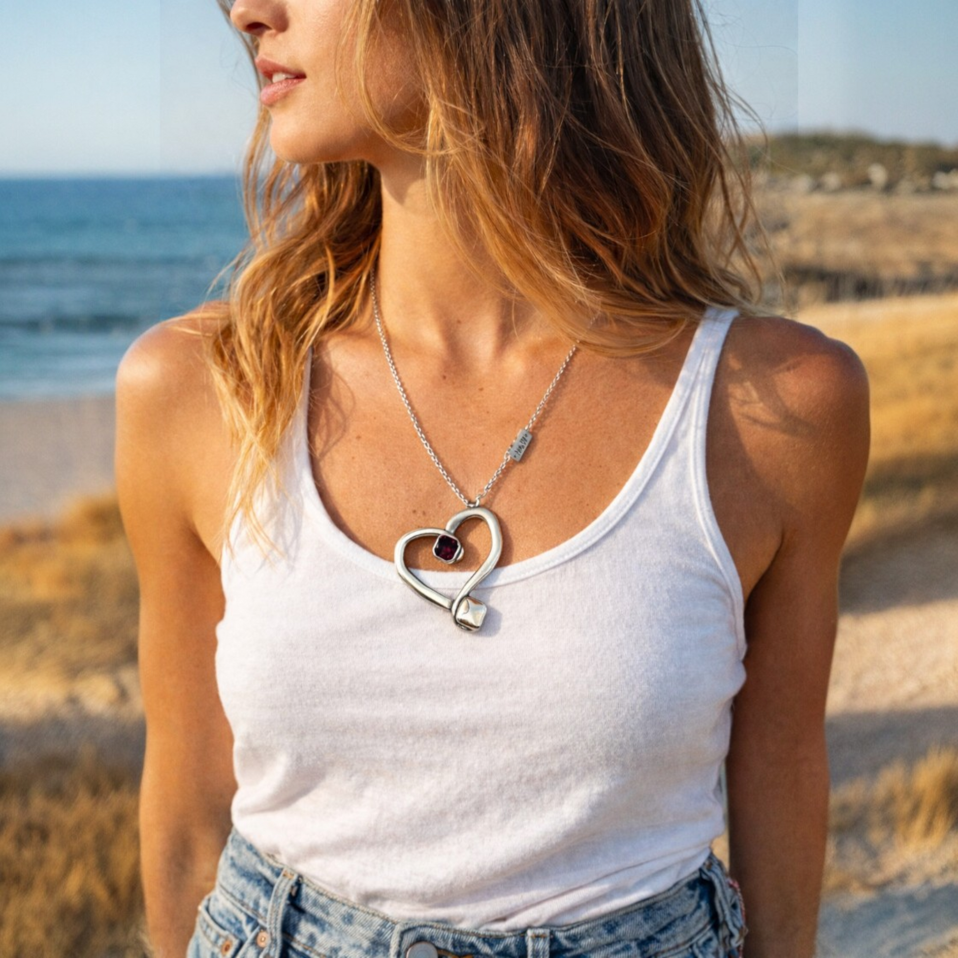 Colgante plata con corazón y cristal de Swarovki elements de la marca Maldita Rita, en una modelo.