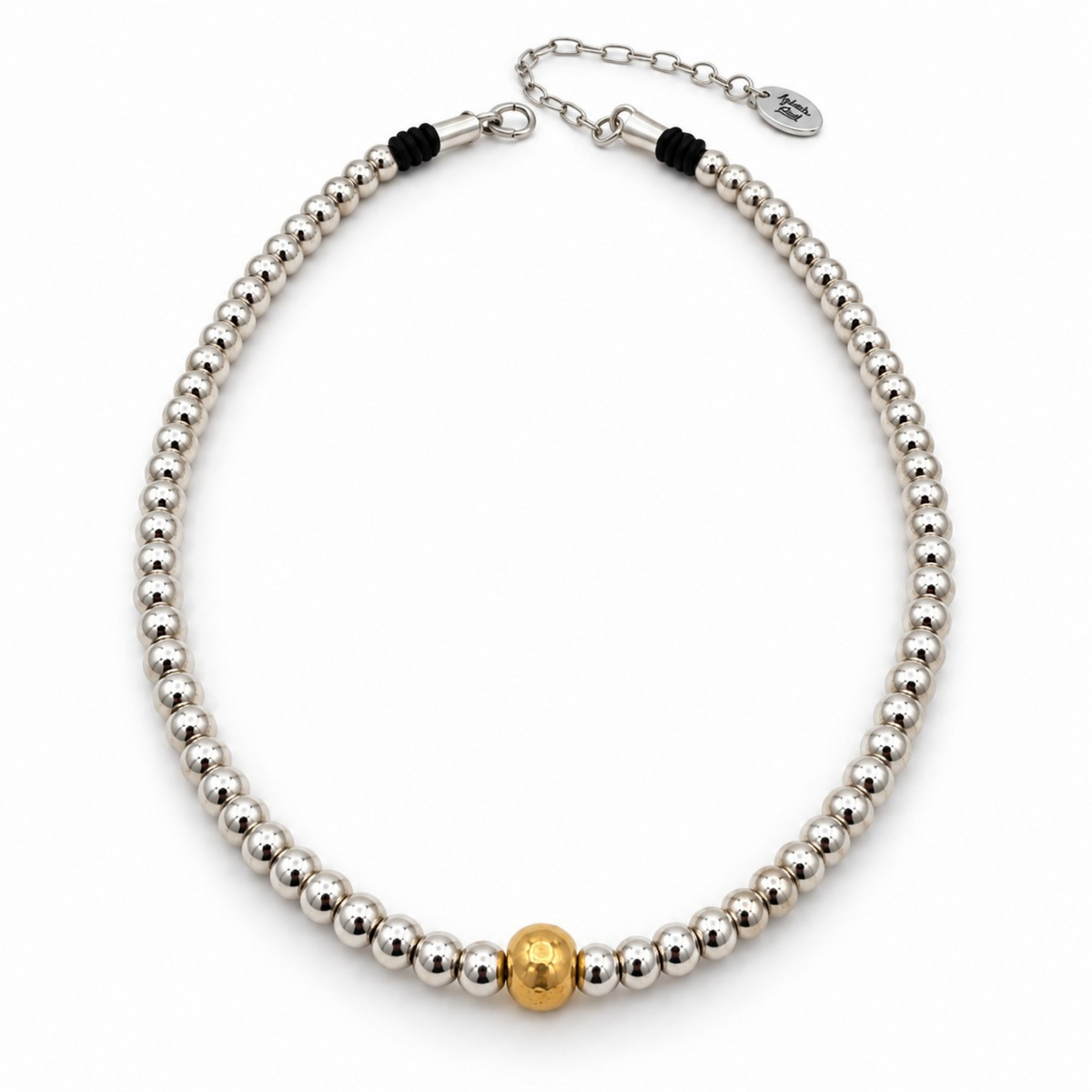 Collar unisex con cuentas plateadas y cuenta central en dorado diseño de Maldita Rita Almería