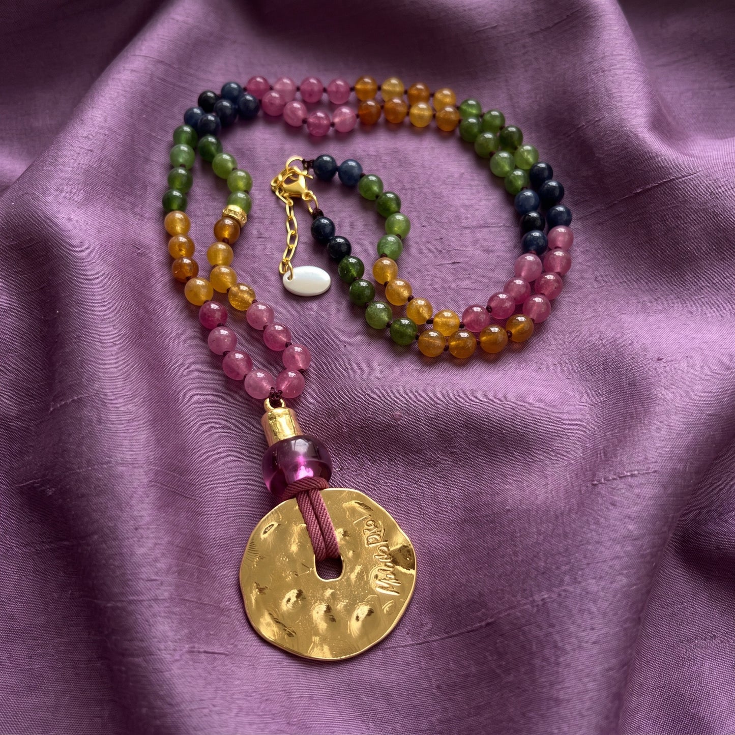 Collar de piedras naturales con medallón redondo en oro, colección Lunática oro de Maldita Rita Joyería. Detalle del collar de la diseñadora almeriense.