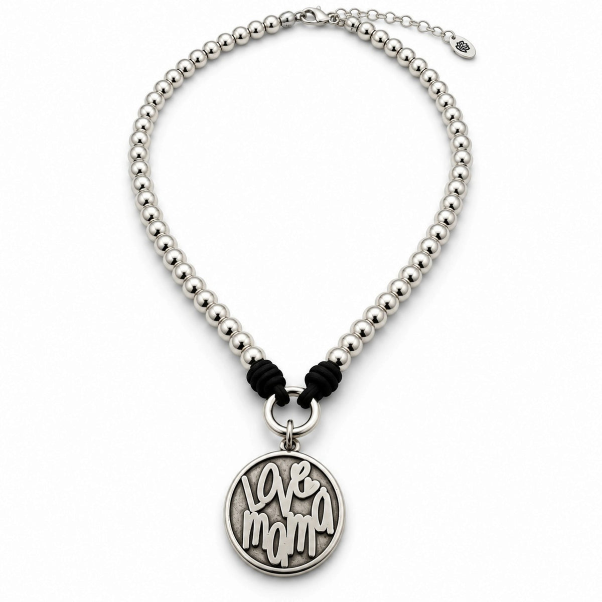 Collar con bolitas plateadas con cordón negro y colgante de Love Mama de la marca Maldita Rita, joyas en Almería