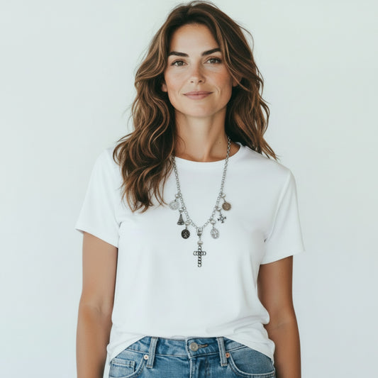 Collar San Benito de Maldita Rita joyería, medallitas con perlas naturales. Modelo con el collar.