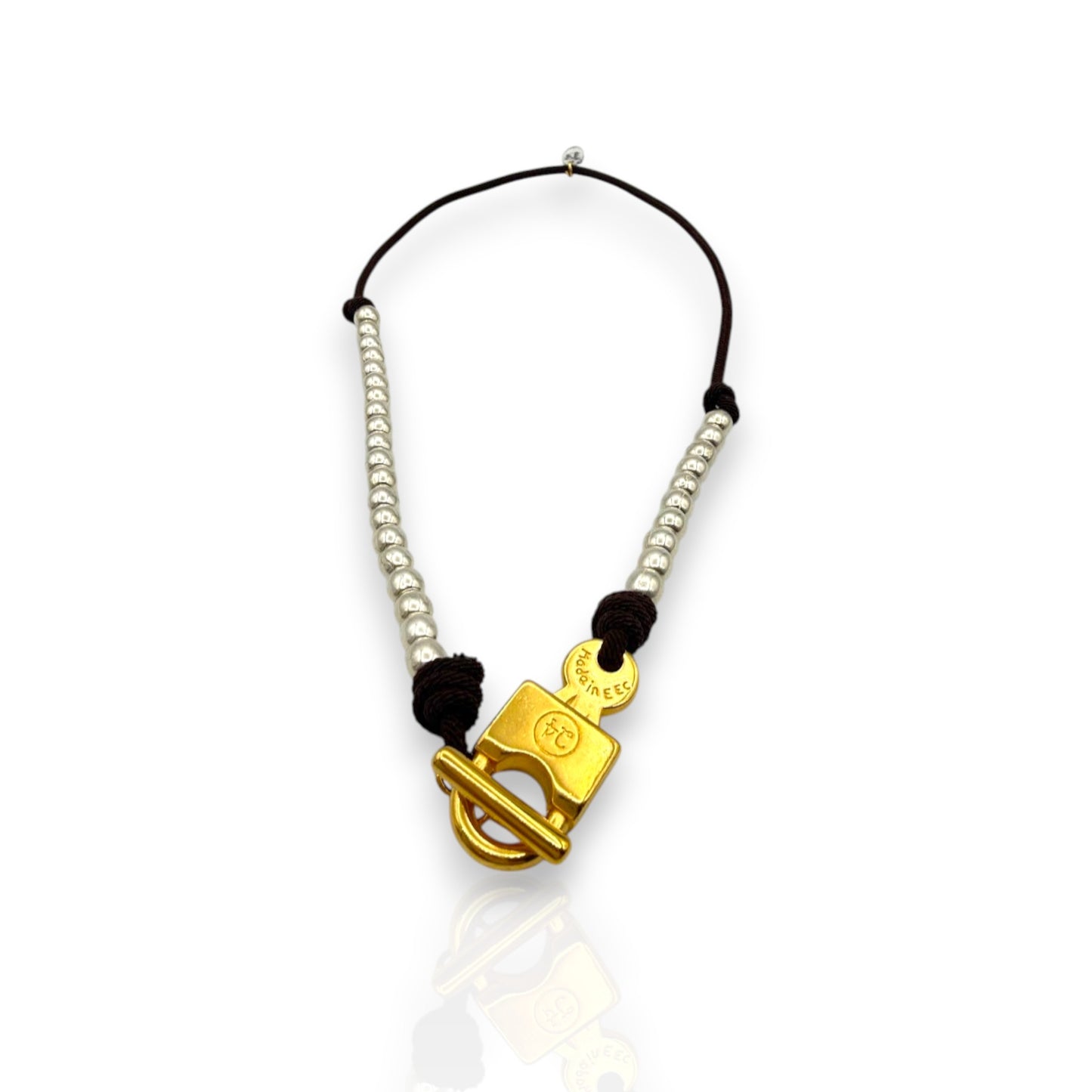 Collar Candado Mix en plata y oro con cordón marrón chocolate. De la marca Maldita Rita. Detalle del cierre.