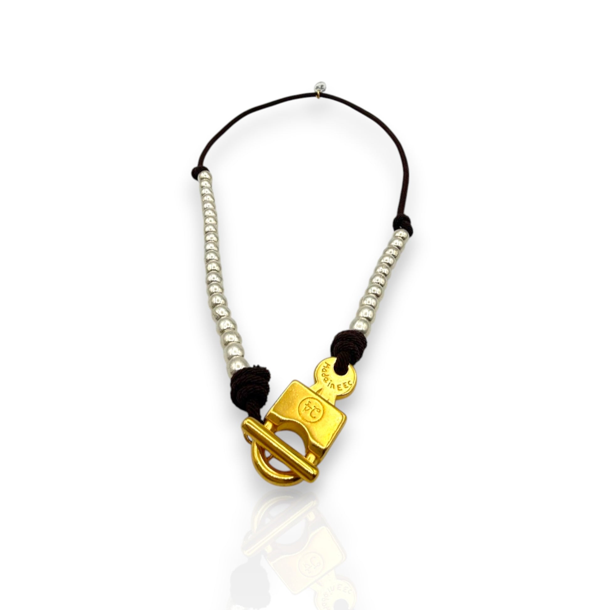 Collar Candado Mix en plata y oro con cordón marrón chocolate. De la marca Maldita Rita. Detalle del cierre.