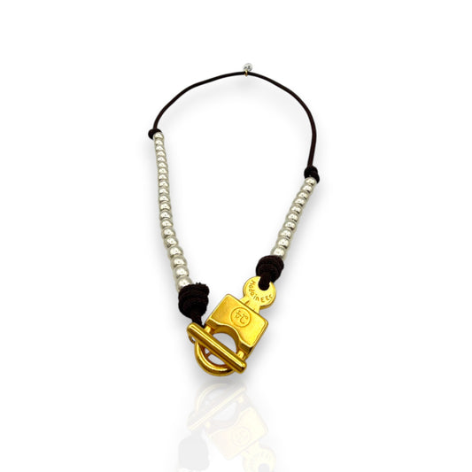 Collar Candado Mix en plata y oro con cordón marrón chocolate. De la marca Maldita Rita. Detalle del cierre.