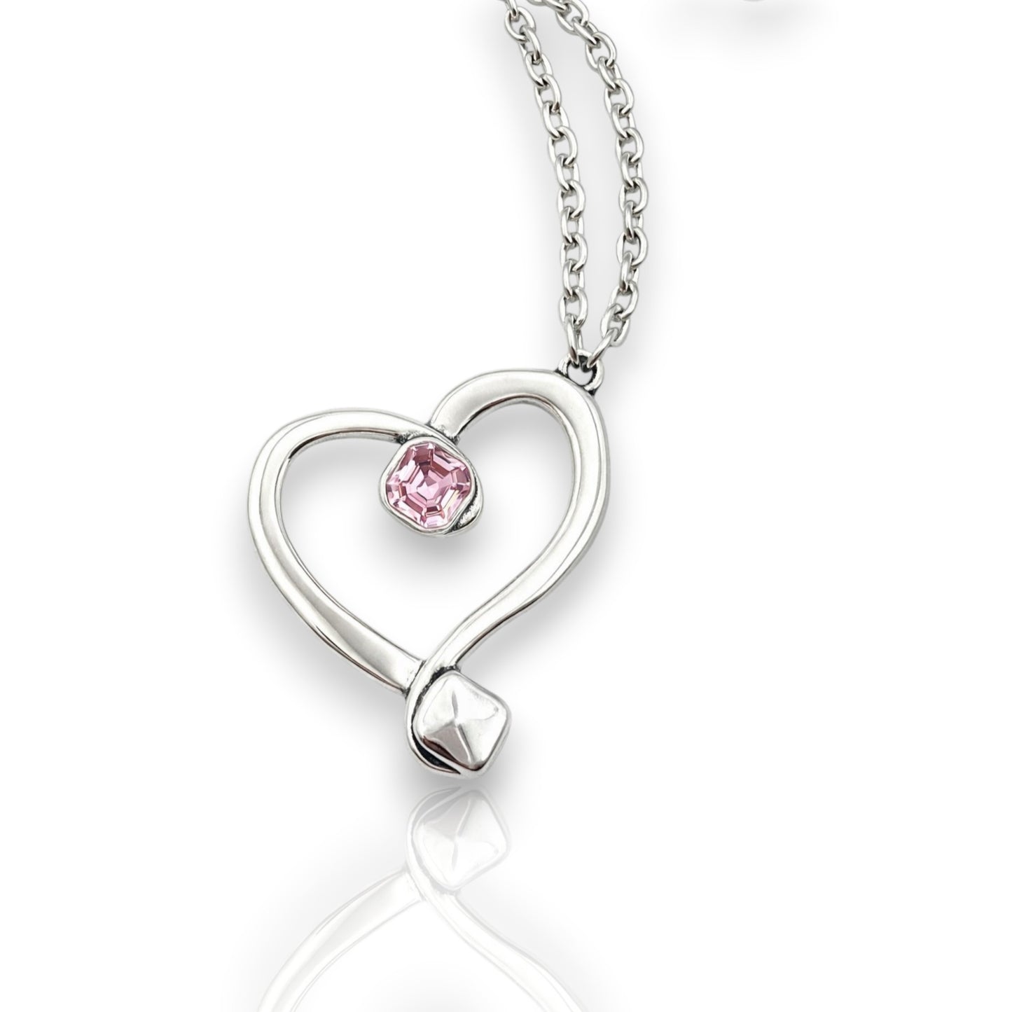 Colgante corazón rosa de cristal de Swarovski y plata con cadena. De la marca Maldita Rita, detalle del cristal rosa.