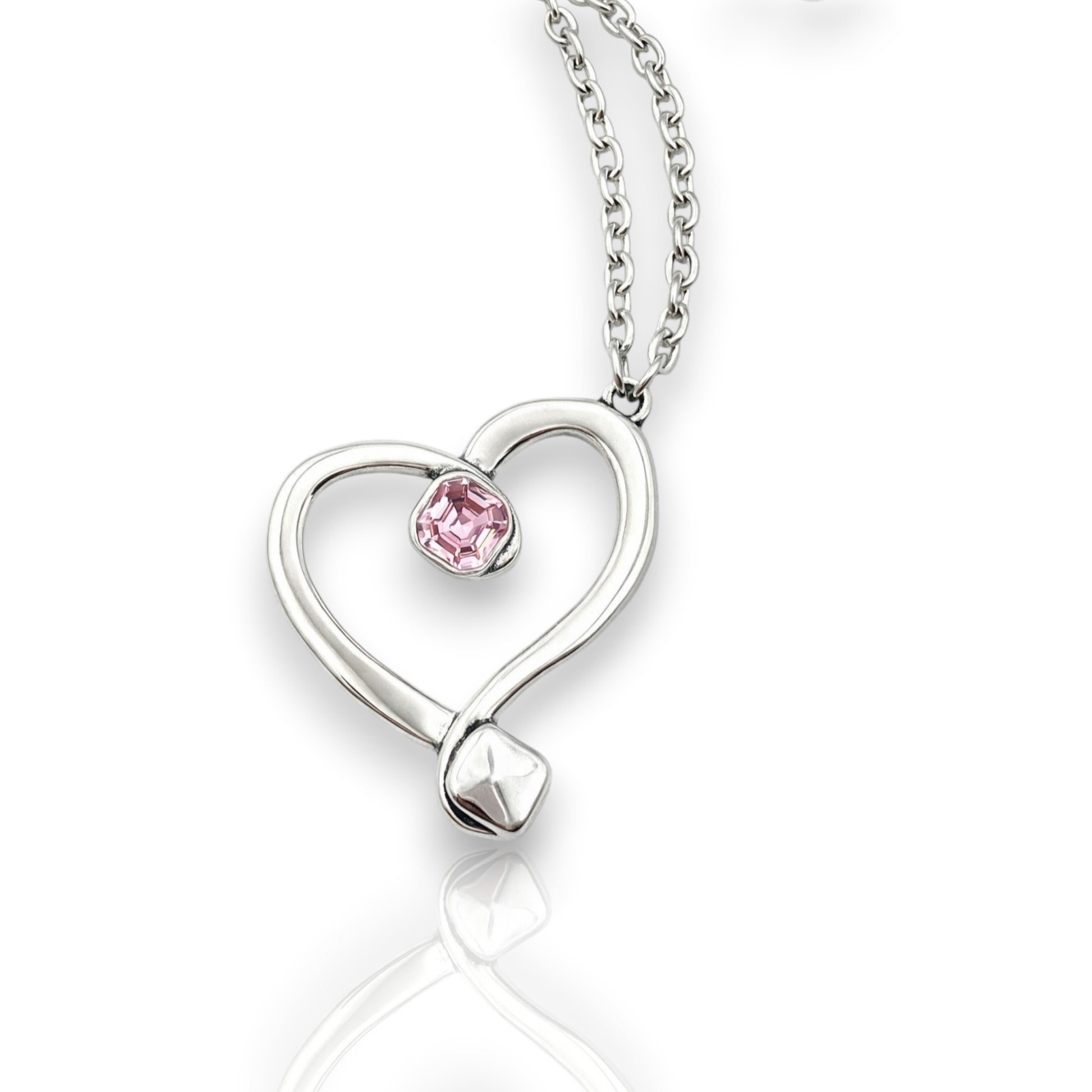 Colgante corazón rosa de cristal de Swarovski y plata con cadena. De la marca Maldita Rita, detalle del cristal rosa.