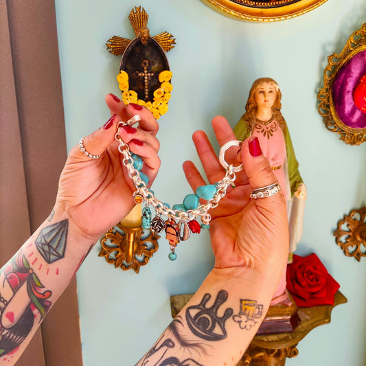 Pulsera Kahlo turquesa  vista en manos tatuadas