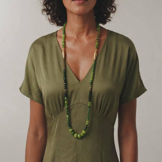 Collar en diferentes verdes, cristal checo y piezas con baño de oro. Diseño de Maldita Rita. Visto en una modelo en movimiento