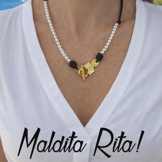 Modelo con el collar Candado mix y blusa blanca