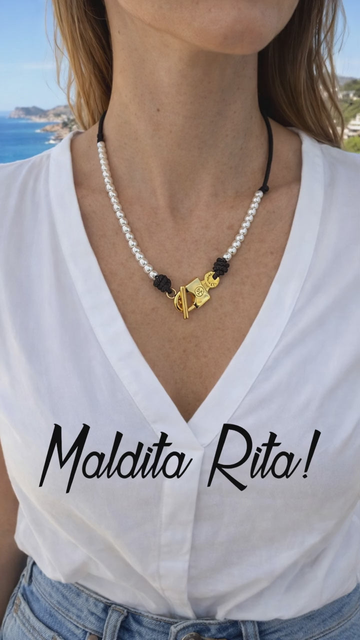 Modelo con el collar Candado mix y blusa blanca