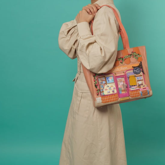 Vendula Voyage Bolso shopper de Vendula London, venta en Maldita Rita, España. Video de la modelo luciendo el bolso.