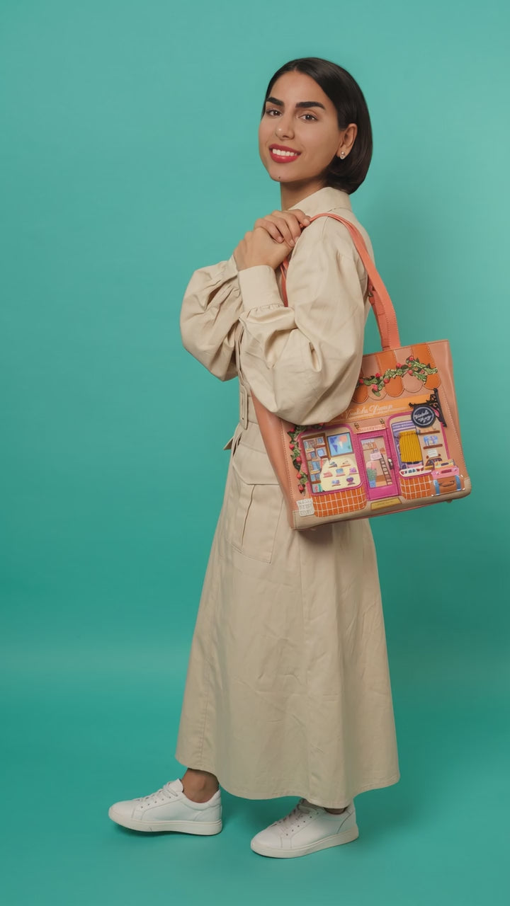 Vendula Voyage Bolso shopper de Vendula London, venta en Maldita Rita, España. Video de la modelo luciendo el bolso.