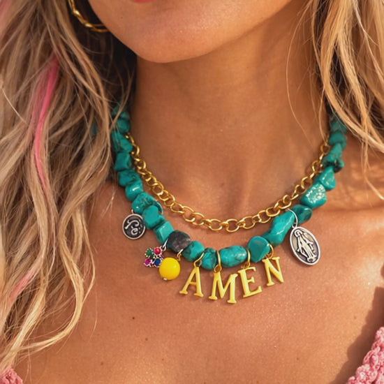 Collar Festivibe Amen, en turquesas, dorado y plata con colgantes, de la marca Maldita Rita. Estilo boho hippie festival. Video detalle collar