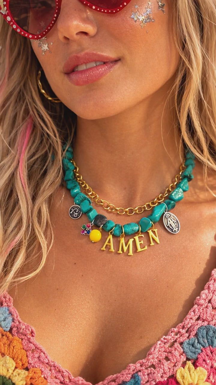 Collar Festivibe Amen, en turquesas, dorado y plata con colgantes, de la marca Maldita Rita. Estilo boho hippie festival. Video detalle collar