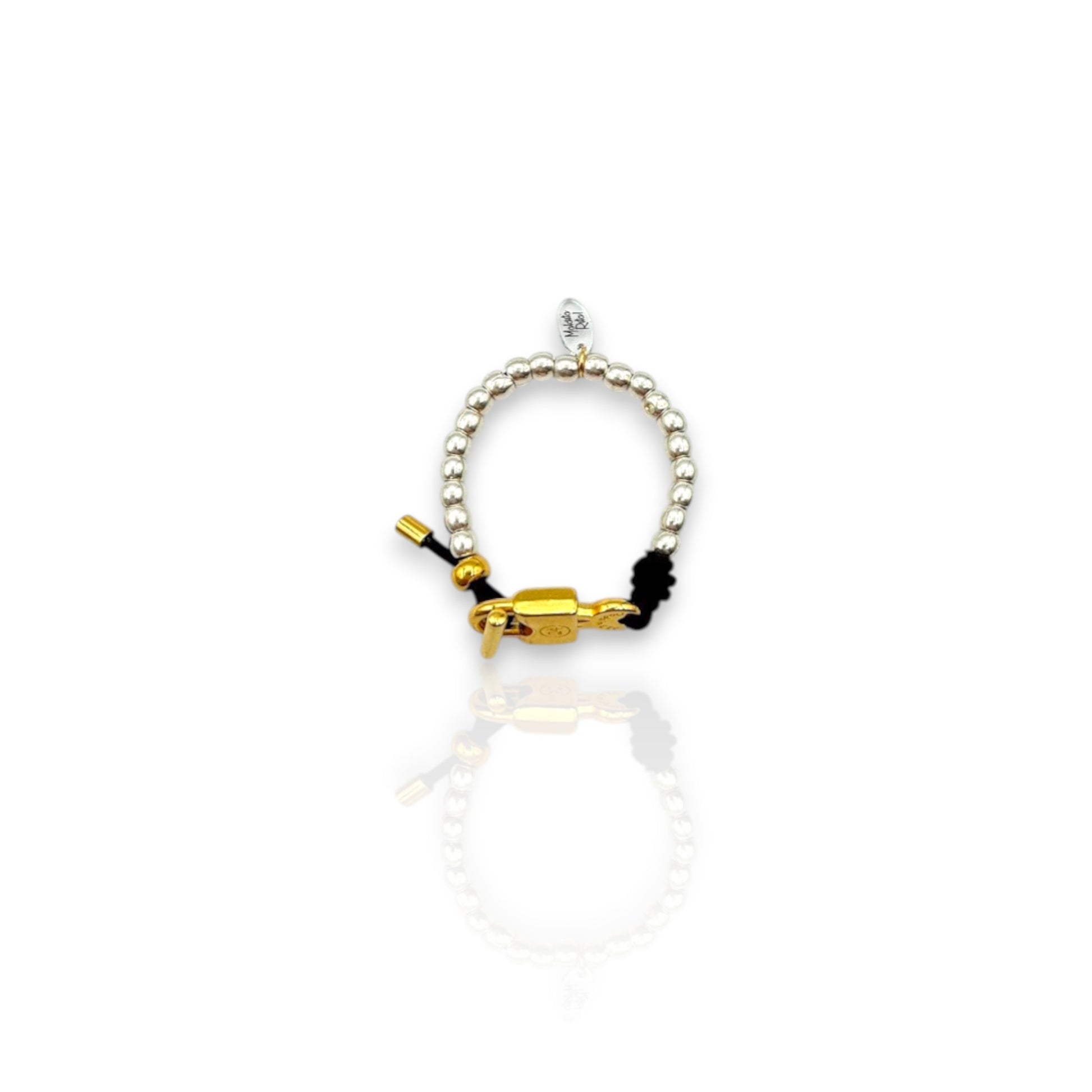 Pulsera Elastica en plata y oro con cierre de candado y elástico marrón, de la marca Maldita Rita, vista desde arriba.