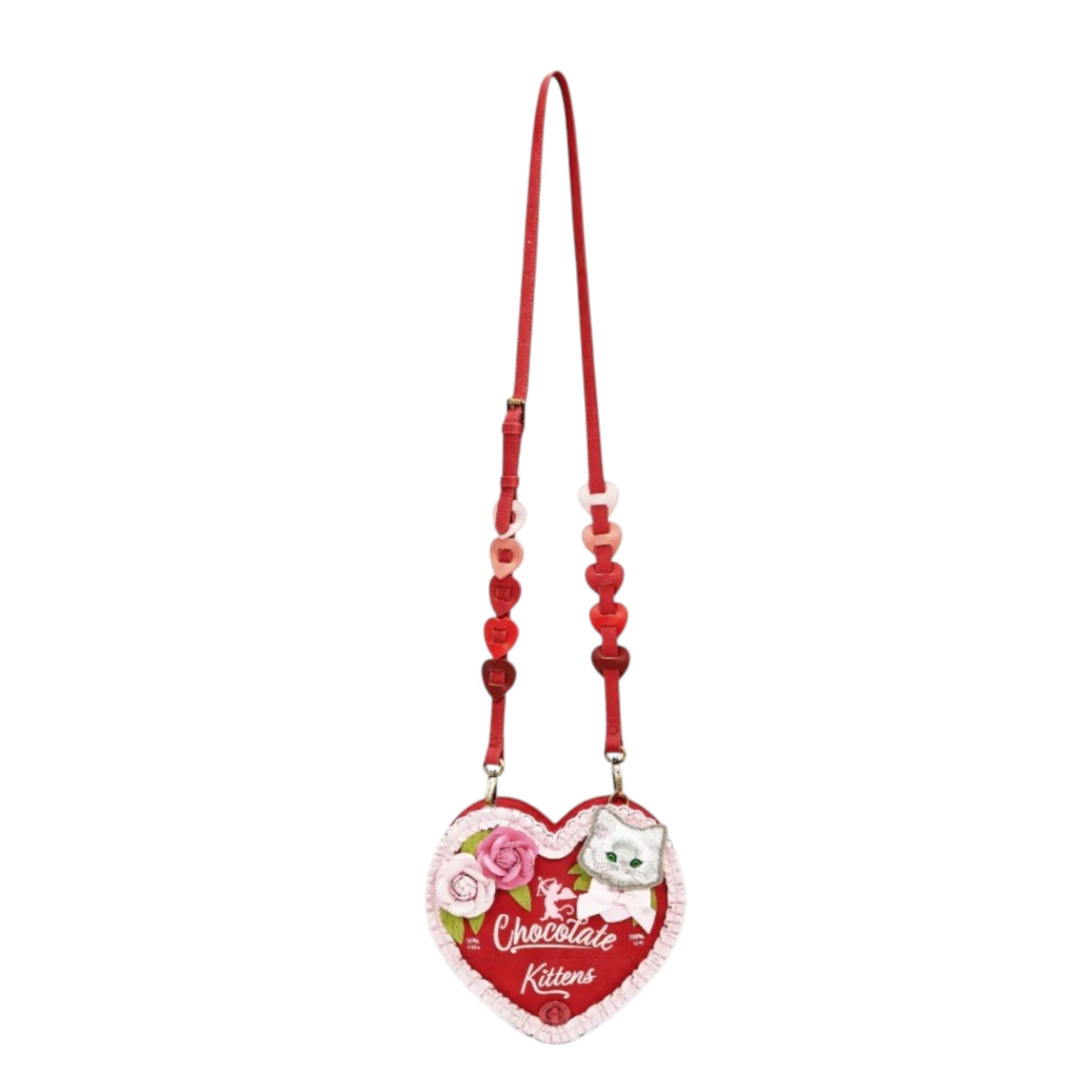 The Chocolate box, bolso corazón de venta en Maldita Rita. Bolso rojo como una caja de bombones y un gato. Vista con la bandolera.