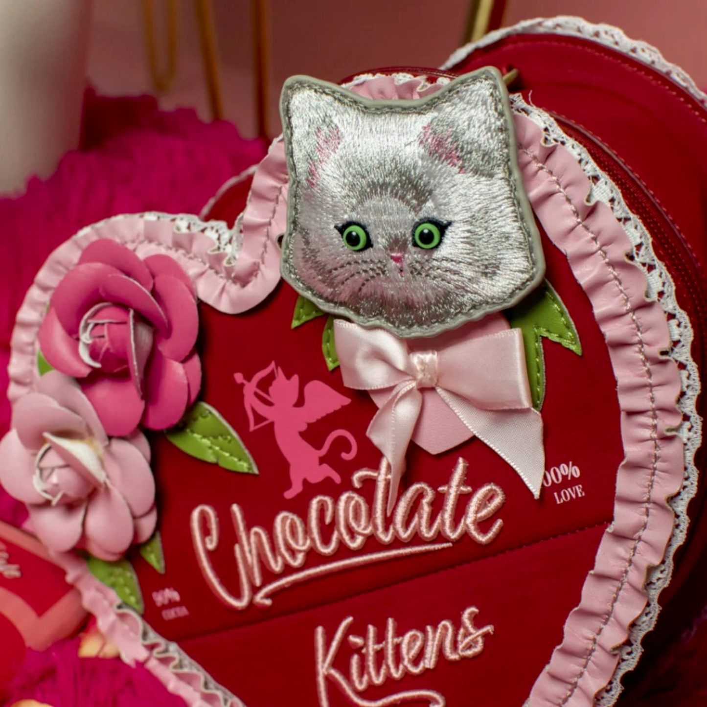 The Chocolate box, bolso corazón de venta en Maldita Rita. Bolso rojo como una caja de bombones y un gato. Detalle del gatito y las flores.